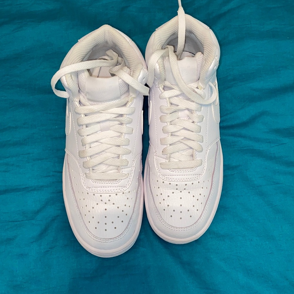 White sneakers!🤍